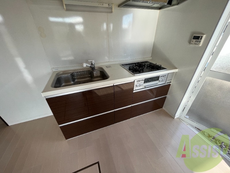 キッチンは3口コンロのガスキッチンです。ちなみに都市ガスです キッチンは3口コンロのガスキッチンです。ちなみに都市ガスです