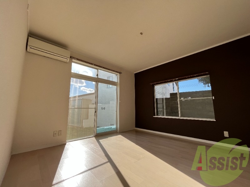 寝室は8帖の洋室です。ダブルベッドも余裕で置けますね。 寝室は8帖の洋室です。ダブルベッドも余裕で置けますね。