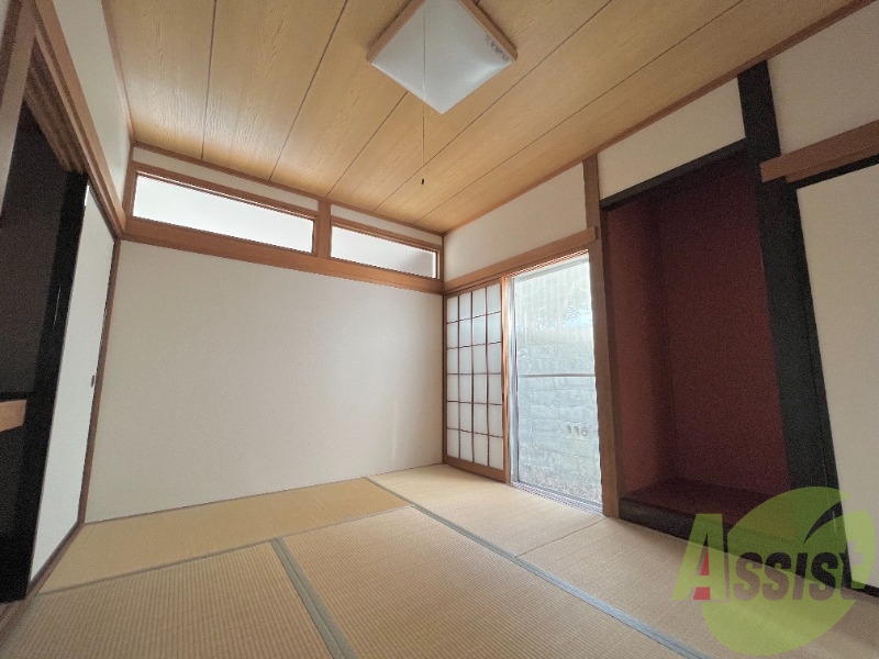 コチラは和室です。客間としてもご利用できますね。 コチラは和室です。客間としてもご利用できますね。