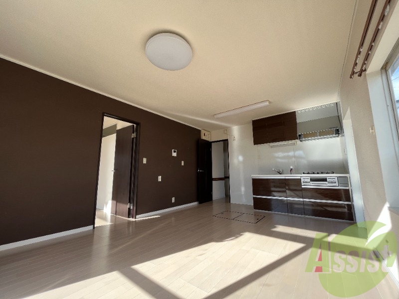 リビングを別角度から撮影しました。大きなソファーも置けますね リビングを別角度から撮影しました。大きなソファーも置けますね