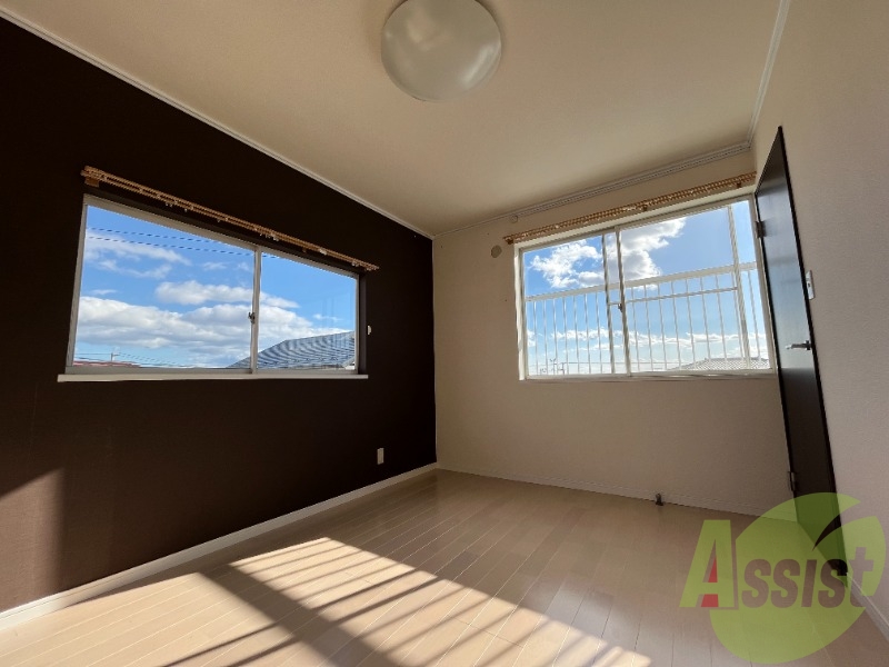 コチラは2階の洋室です。十分な広さですね。 コチラは2階の洋室です。十分な広さですね。