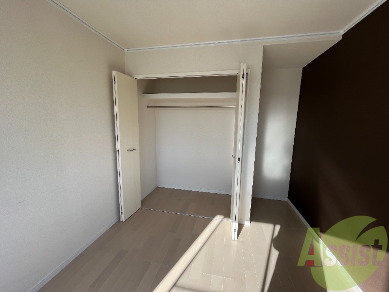 クローゼットは奥行があるので、大きな荷物も収納できますね。 クローゼットは奥行があるので、大きな荷物も収納できますね。