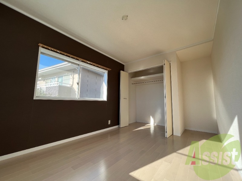 コチラは2階のもう一室の洋室です。各部屋に必ず窓がありますね コチラは2階のもう一室の洋室です。各部屋に必ず窓がありますね