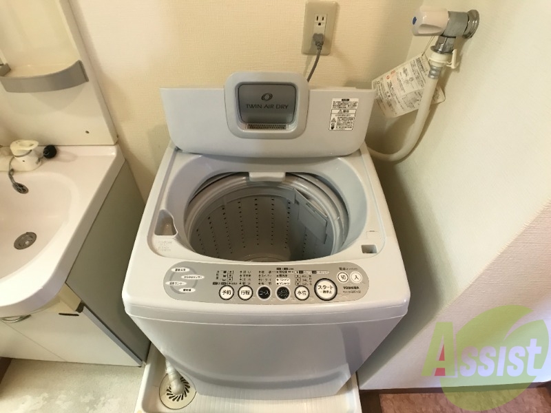 備え付けの洗濯機。シンプルが一番ですね。 備え付けの洗濯機。シンプルが一番ですね。