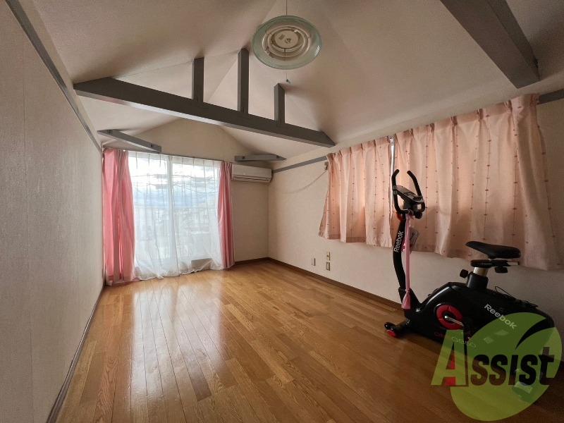 角部屋のため窓が2面ですので、日当たり良好です。 角部屋のため窓が2面ですので、日当たり良好です。