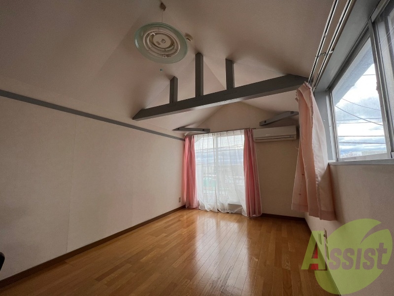 寝室としてもスペースに余裕があり、陽当たりが良いですね。 寝室としてもスペースに余裕があり、陽当たりが良いですね。