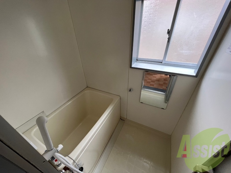 お風呂は日々の疲れをリフレッシュできる広さがありますね。 お風呂は日々の疲れをリフレッシュできる広さがありますね。