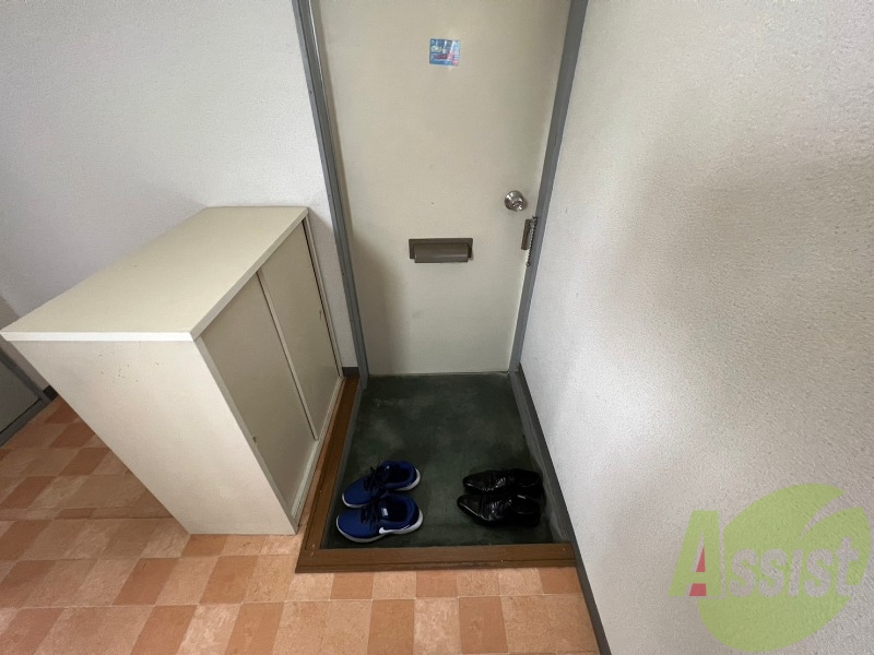 玄関でございます。毎日の出入りはこちらから。 玄関でございます。毎日の出入りはこちらから。