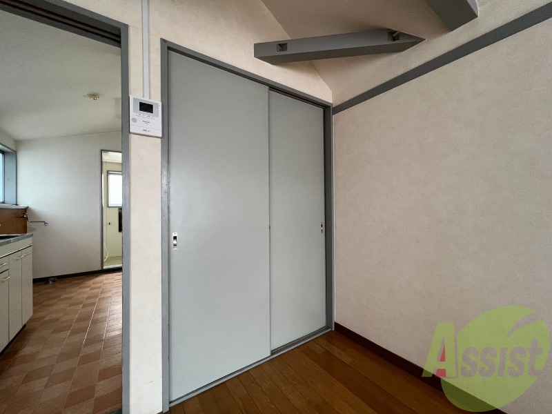 洋室にある収納スペースは十分な広さがあると思います。 洋室にある収納スペースは十分な広さがあると思います。