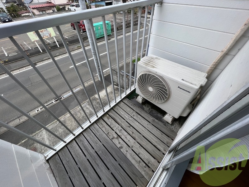 このバルコニースペースは洗濯物も問題なく干せそうですね。 このバルコニースペースは洗濯物も問題なく干せそうですね。