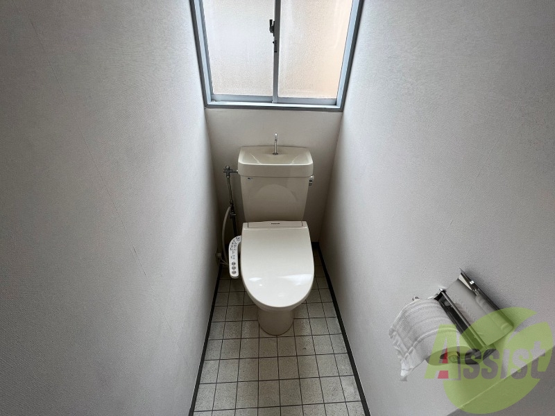 温水洗浄便座付きのトイレは、使用しやすくうれしいですね。 温水洗浄便座付きのトイレは、使用しやすくうれしいですね。