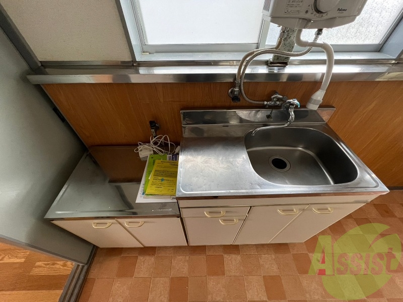 2口ガスコンロも問題なく設置でき、収納もあります。 2口ガスコンロも問題なく設置でき、収納もあります。