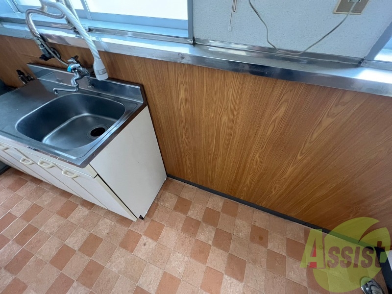 キッチンスペースも広く冷蔵庫等も問題なく設置出来そうですね。 キッチンスペースも広く冷蔵庫等も問題なく設置出来そうですね。