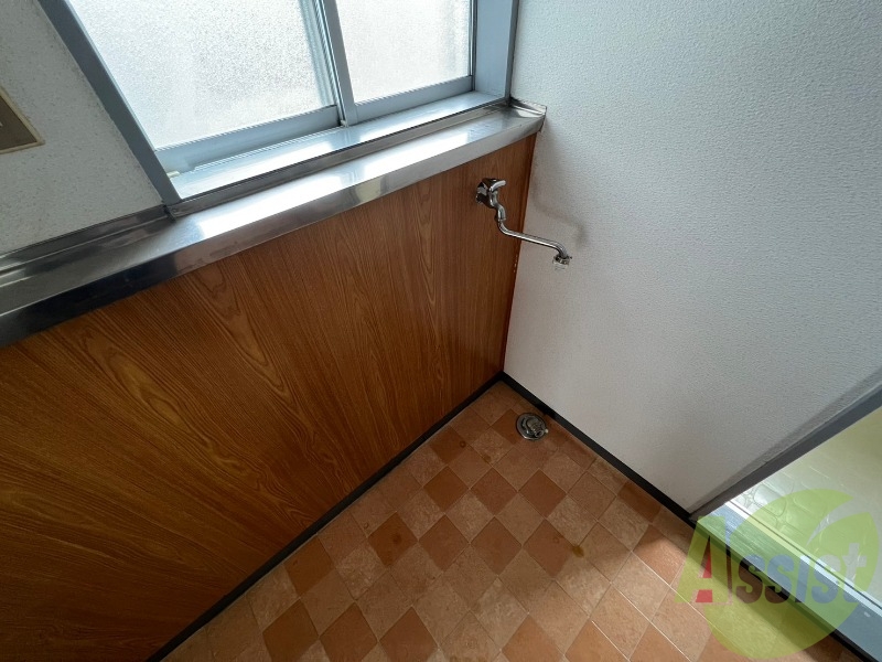 冷蔵庫の隣には洗濯機を置くスペースがございます。 冷蔵庫の隣には洗濯機を置くスペースがございます。