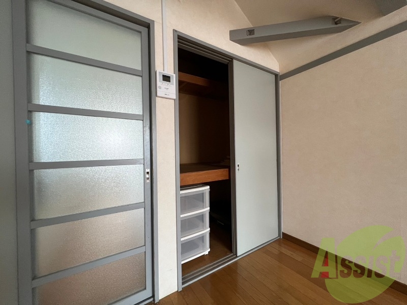 収納スペースに棚があるので色々な物を置けそうですね。 収納スペースに棚があるので色々な物を置けそうですね。