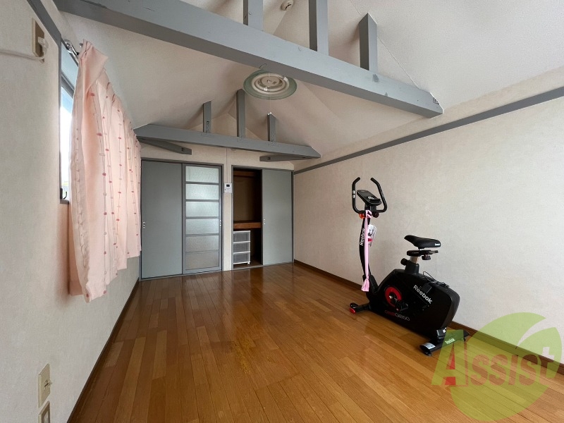 天井はこの部屋のみ少しおしゃれな造りとなっています。 天井はこの部屋のみ少しおしゃれな造りとなっています。