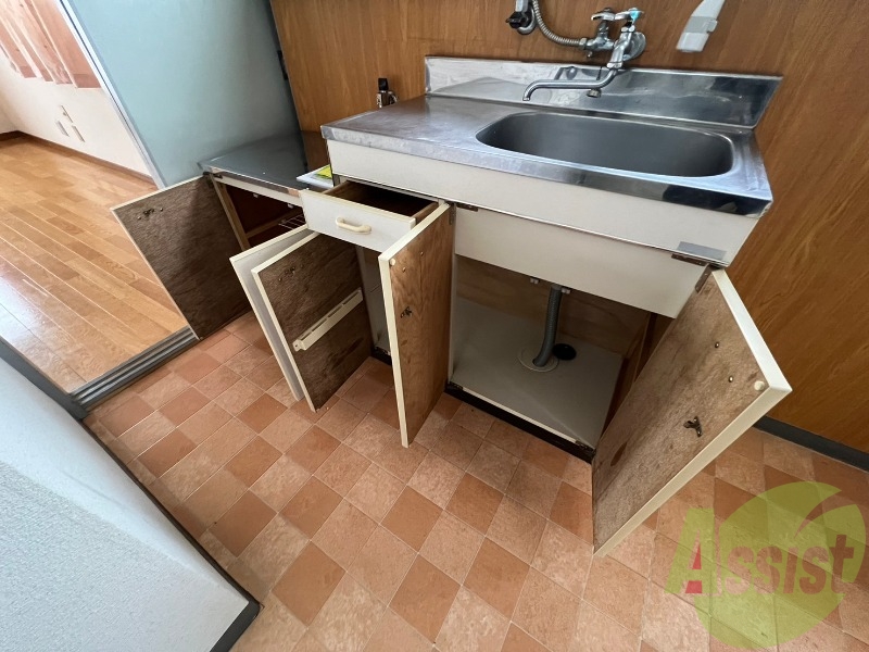 キッチン下にも収納がございますので、調理器具はこちらへ。 キッチン下にも収納がございますので、調理器具はこちらへ。