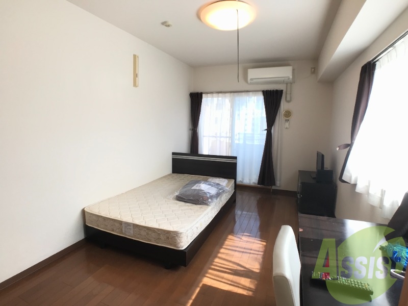 8帖の洋室です。生活のメインとなる部屋ですね。 8帖の洋室です。生活のメインとなる部屋ですね。