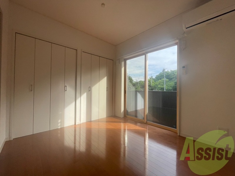 5帖のお部屋になります。伸び伸び出来そうですね。 5帖のお部屋になります。伸び伸び出来そうですね。