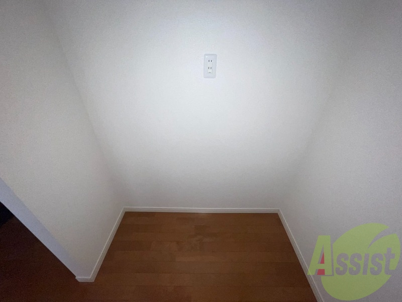 キッチンの後ろには冷蔵庫置場がありますよ。 キッチンの後ろには冷蔵庫置場がありますよ。