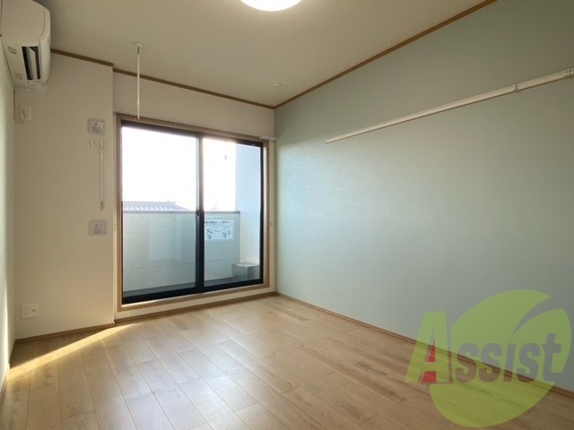 フローリングのお部屋なのでベッドを置いたら寝室の出来上がり フローリングのお部屋なのでベッドを置いたら寝室の出来上がり