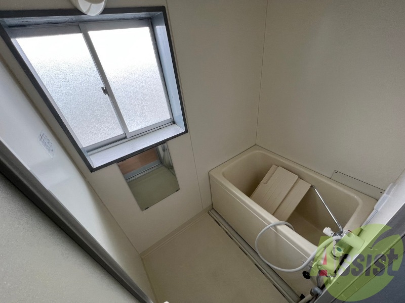 お風呂は日々の疲れをリフレッシュできる広さがありますね。 お風呂は日々の疲れをリフレッシュできる広さがありますね。