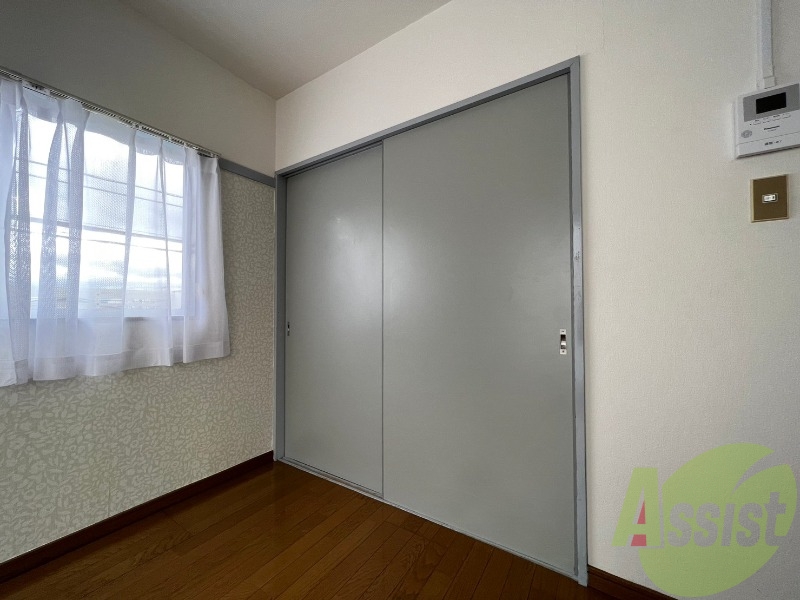 洋室にある収納スペースは十分な広さがあると思います。 洋室にある収納スペースは十分な広さがあると思います。