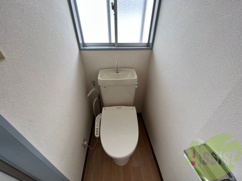 温水洗浄便座付きのトイレは、使用しやすくうれしいですね。 温水洗浄便座付きのトイレは、使用しやすくうれしいですね。