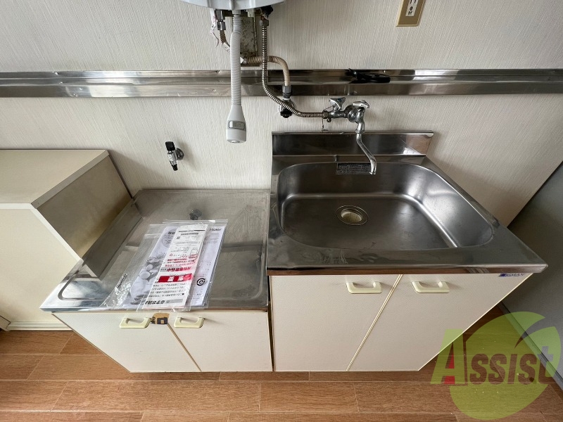 2口ガスコンロも問題なく設置でき、収納もあります。 2口ガスコンロも問題なく設置でき、収納もあります。