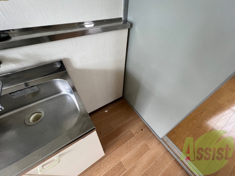 キッチンスペースも広く冷蔵庫等も問題なく設置出来そうですね。 キッチンスペースも広く冷蔵庫等も問題なく設置出来そうですね。