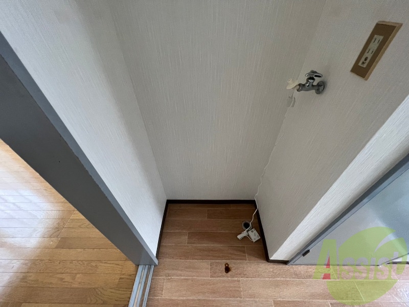 冷蔵庫の隣には洗濯機を置くスペースがございます。 冷蔵庫の隣には洗濯機を置くスペースがございます。