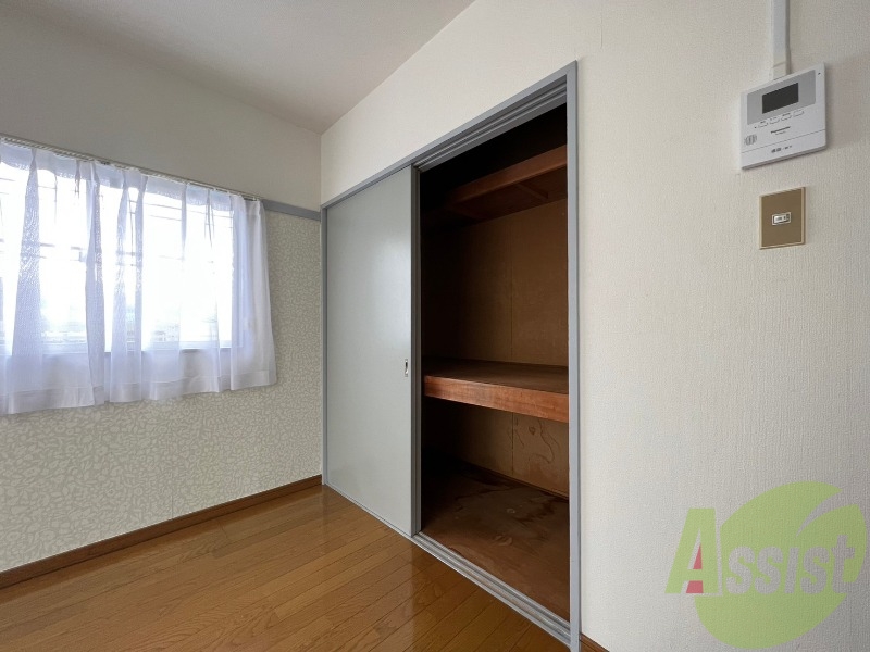 収納スペースに棚があるので色々な物を置けそうですね。 収納スペースに棚があるので色々な物を置けそうですね。