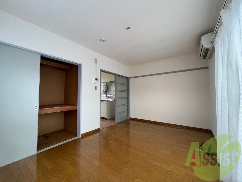 天井はこの部屋のみ少しおしゃれな造りとなっています。 天井はこの部屋のみ少しおしゃれな造りとなっています。