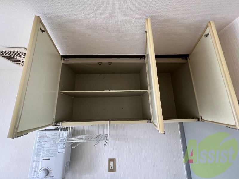 キッチン下にも収納がございますので、調理器具はこちらへ。 キッチン下にも収納がございますので、調理器具はこちらへ。