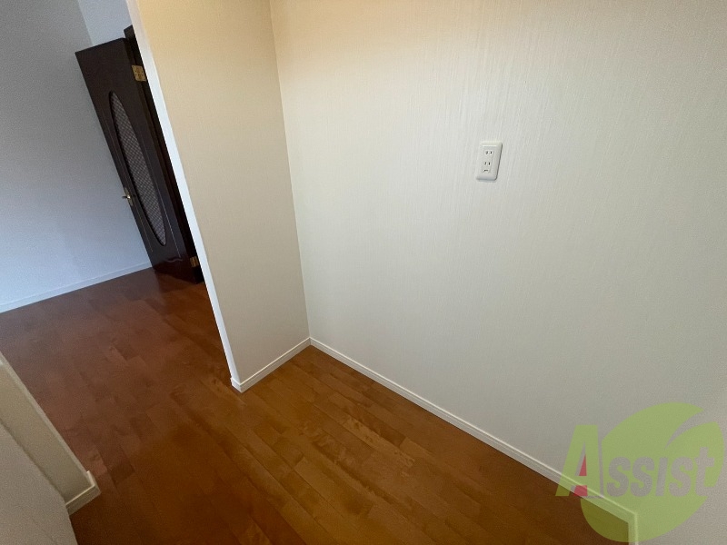 キッチンの後ろには冷蔵庫置場がありますよ。 キッチンの後ろには冷蔵庫置場がありますよ。