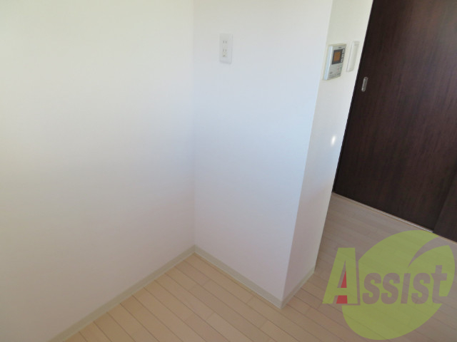 冷蔵庫置き場も邪魔にならないところにちゃんとありますよ。 冷蔵庫置き場も邪魔にならないところにちゃんとありますよ。