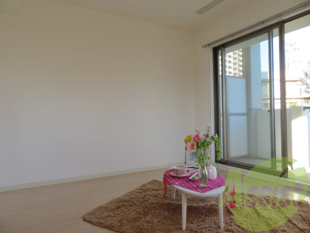 別の角度から洋室を撮影しました。日射しがあり明るい印象。 別の角度から洋室を撮影しました。日射しがあり明るい印象。