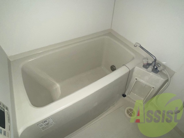 お風呂です。追い炊き機能が付いていてありがたいですね。 お風呂です。追い炊き機能が付いていてありがたいですね。