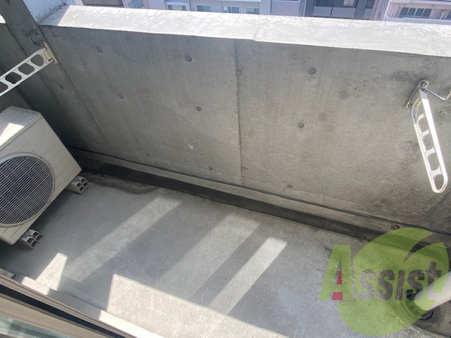 ちょっと広めのバルコニーです。陽もよく当たりますね。 ちょっと広めのバルコニーです。陽もよく当たりますね。