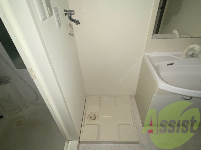 洗面台の横に洗濯機置き場があります。あるだけで嬉しいですよね 洗面台の横に洗濯機置き場があります。あるだけで嬉しいですよね