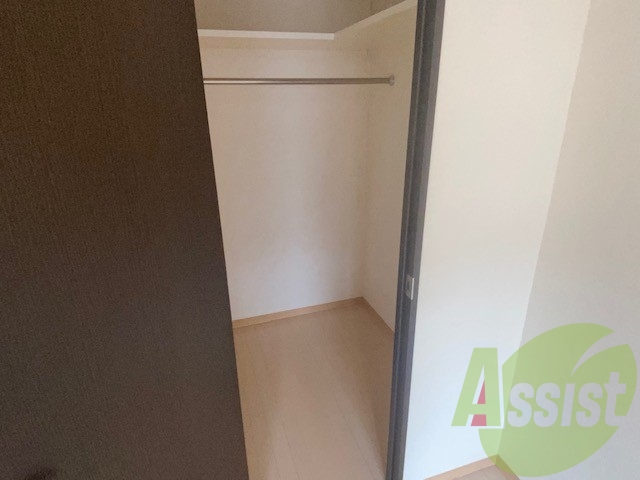 ウォークインクローゼットになっています。収納沢山で良いですね ウォークインクローゼットになっています。収納沢山で良いですね