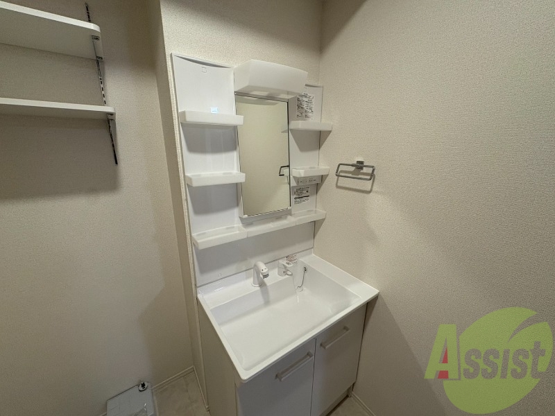 洗面台はこちら、広々して使いやすそうですね。 洗面台はこちら、広々して使いやすそうですね。