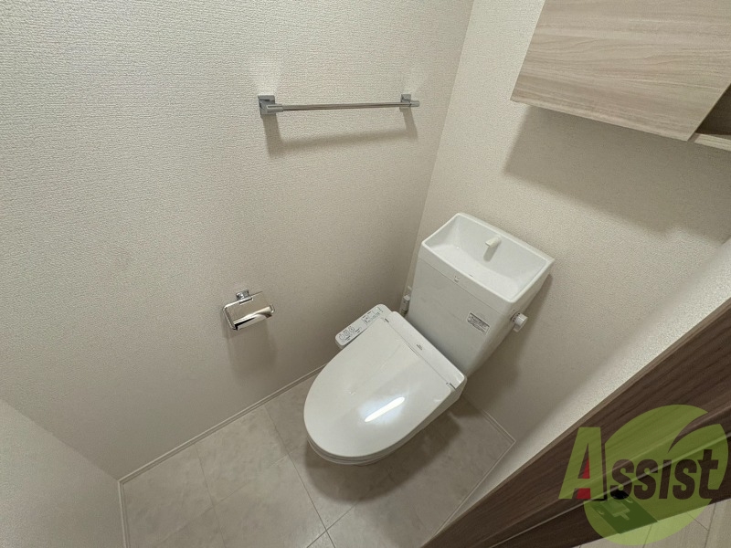 トイレはこちらのウォシュレット付きになりますね。 トイレはこちらのウォシュレット付きになりますね。