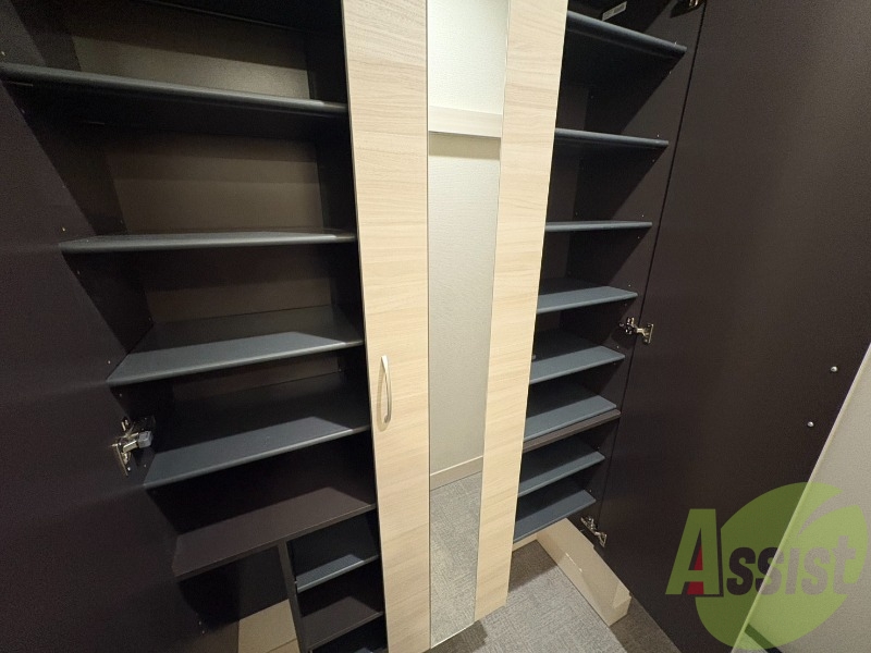 玄関脇には大き目のシューズボックスで沢山収納が出来ますね。 玄関脇には大き目のシューズボックスで沢山収納が出来ますね。