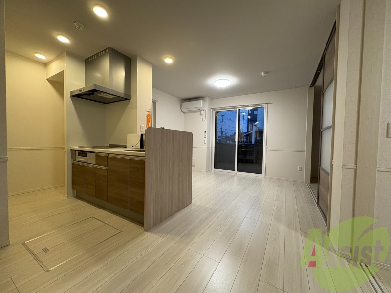 大きな窓が付いていて日差しもたっぷり入ります。 大きな窓が付いていて日差しもたっぷり入ります。