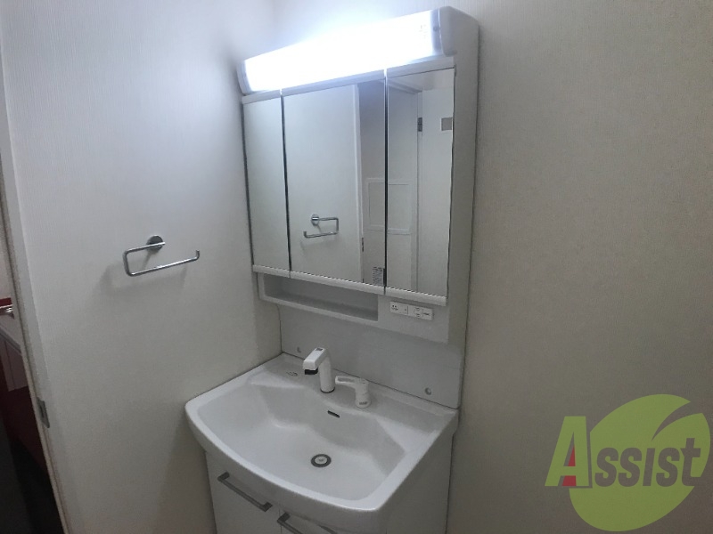 洗面台は大きいので、身支度をする際に便利ですね。 洗面台は大きいので、身支度をする際に便利ですね。