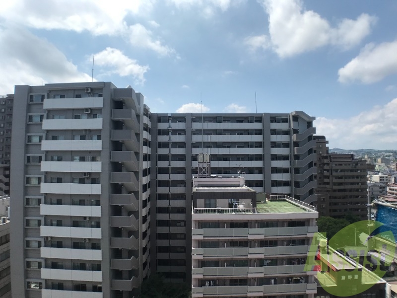 階が高いので、天気の良い日の見晴らしはとても良いです。 階が高いので、天気の良い日の見晴らしはとても良いです。