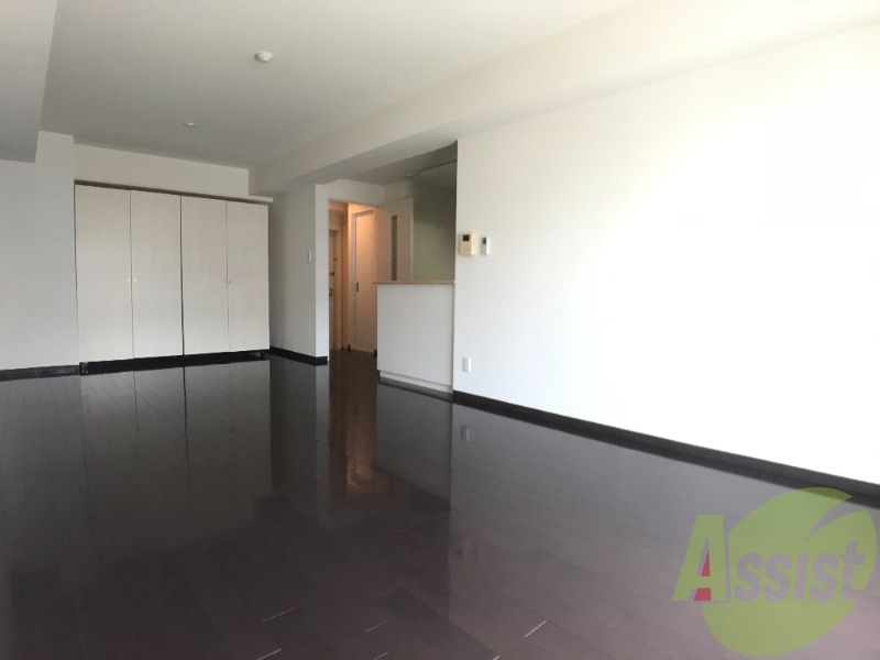 リビング別角度です。右の壁沿いにキッチンが有ります。 リビング別角度です。右の壁沿いにキッチンが有ります。