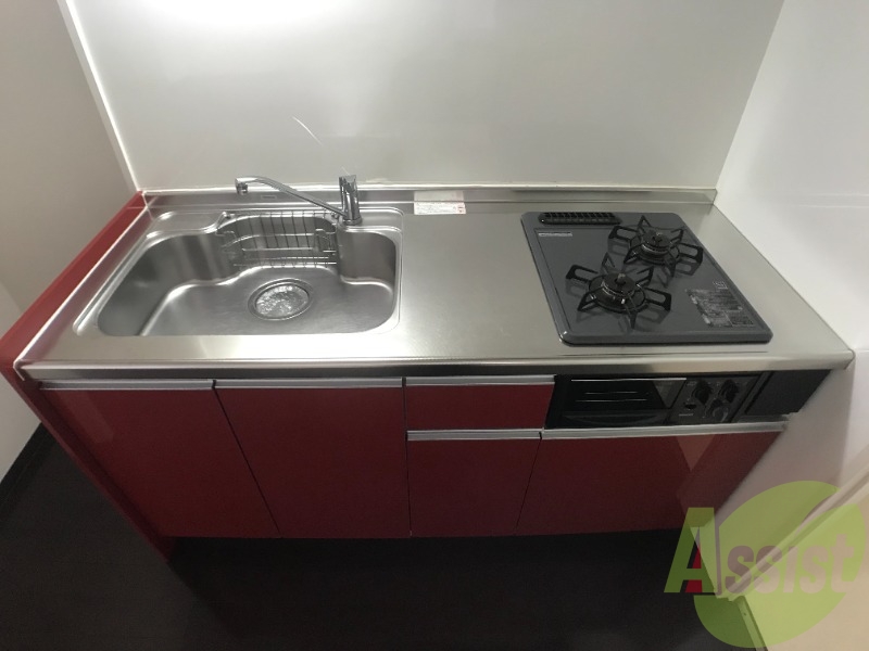 シンクは綺麗で、キッチン台が赤色なのでとてもオシャレですね。 シンクは綺麗で、キッチン台が赤色なのでとてもオシャレですね。