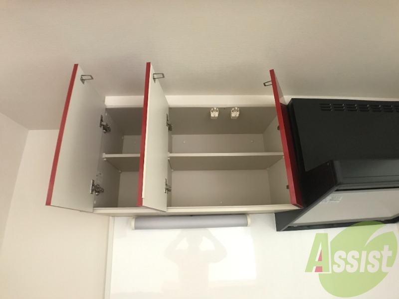 キッチン上にも収納棚があるので、調理器具をしまえそうです。 キッチン上にも収納棚があるので、調理器具をしまえそうです。